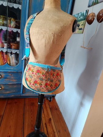  Na přání zákaznice je ušitá tahke kabelko - ledvinka. Materiál - korek. Cena: 830,-Kč