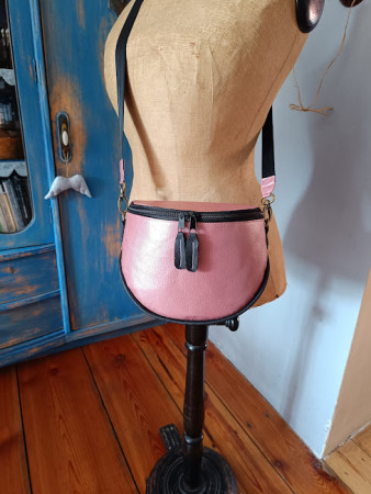 Kabelko - ledvinka. Materiál - koženka Cena: 830,-Kč