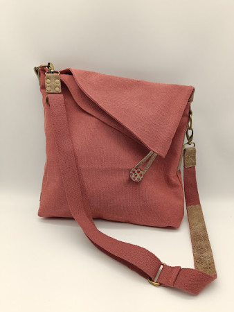  plátěná crossbody kabelka. Velikost: 33 cm x 7 cm x 39 cm. Materiál? francouzský len a kůže , podšívka je z bavlněné látky. Cena 1130,-Kč