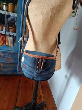Nosit lze na rameni nebo křížem přes tělo