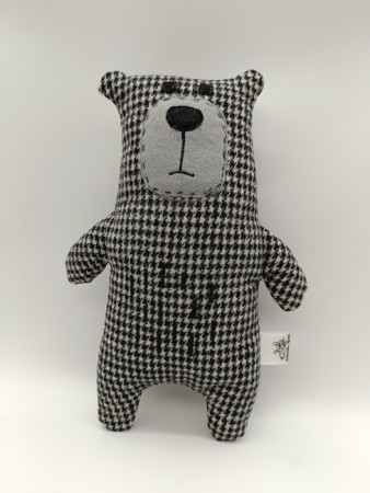 Medvídek z vlněné látky. Vysoký 25cm. Cena: 230,-Kč