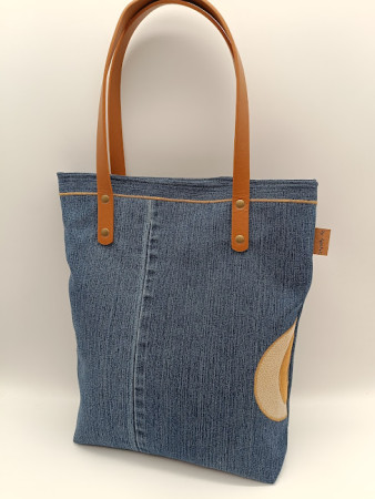 Podšívka je bavlněná a uvnitř je kapsa. Cena 430,-Kč