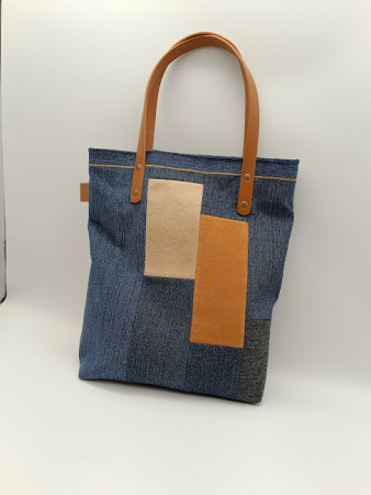 Taška ze starých džínsů.Velká je tak akorát, vejde se A4. Ucha jsou kožená.