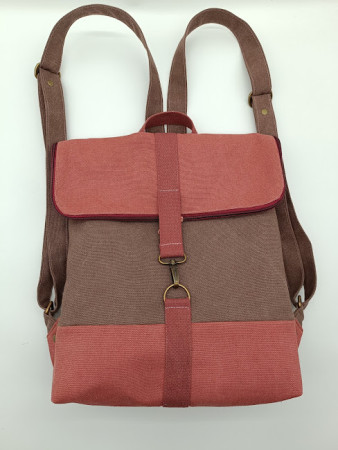 Batoh z francouzského lnu. Velmi prostorný a lehký.Pod klopou je zipová kapsa a ještě jedna kapsa uvnitř. Cena 1280,-Kč