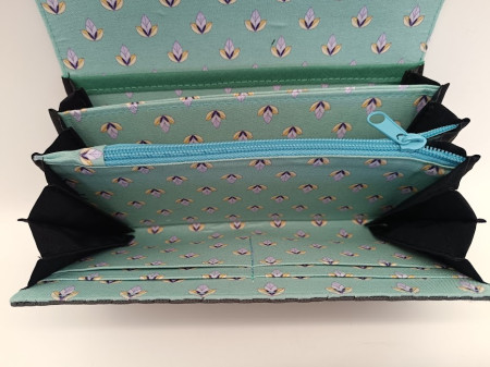 Přihrádky na karty,zipová kapsa na drobné mince. Šířka 20cm a na výšku měří zavřená 12cm. 