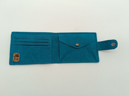 Uvnitř jsou přihrádky na karty, velká přihrádka na bankovky a kapsa s magnetickým zapínáním na mince