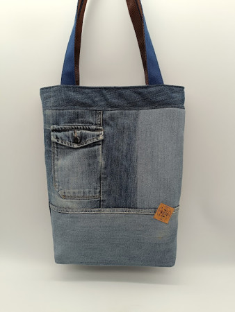 Vzadu kapsa s klopou a uvnitř také kapsa. Rozměry: Výška 43cm, šíčka 33cm a odšité dno 5cm