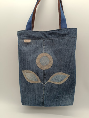 Recy džínová taška s aplikací. Cena  590,-Kč