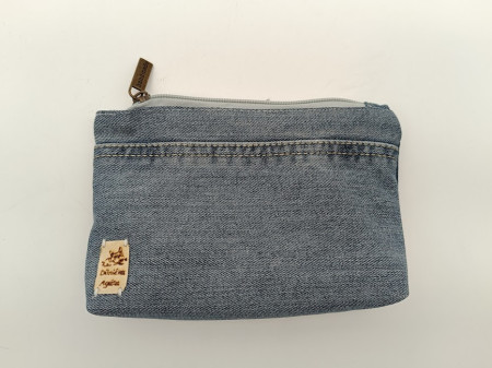 Rozměry: 19X12X4cm. Vypodšívkovaná je bavlněnou látkou.